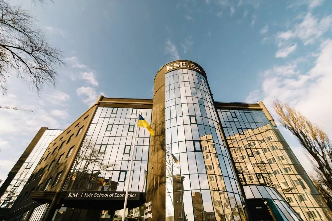 Київська школа економіки запускає грант для українців, які повертаються на навчання з-за кордону