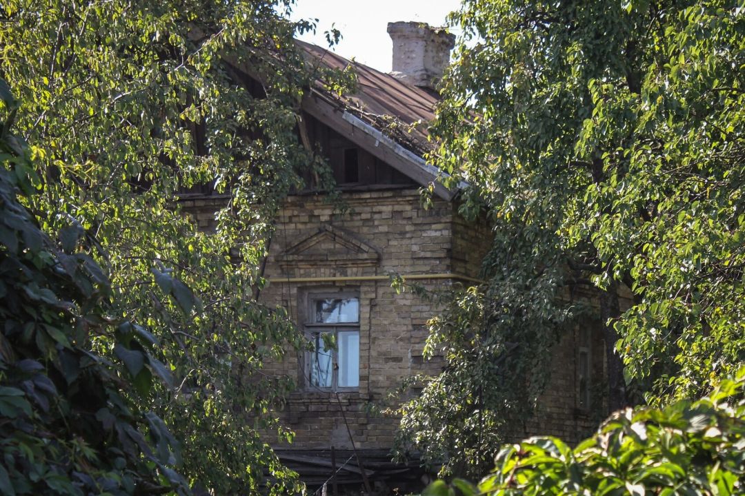 Обстріл Києва 10 червня: росіяни знищили історичний будинок на Куренівці та вбили мешканку