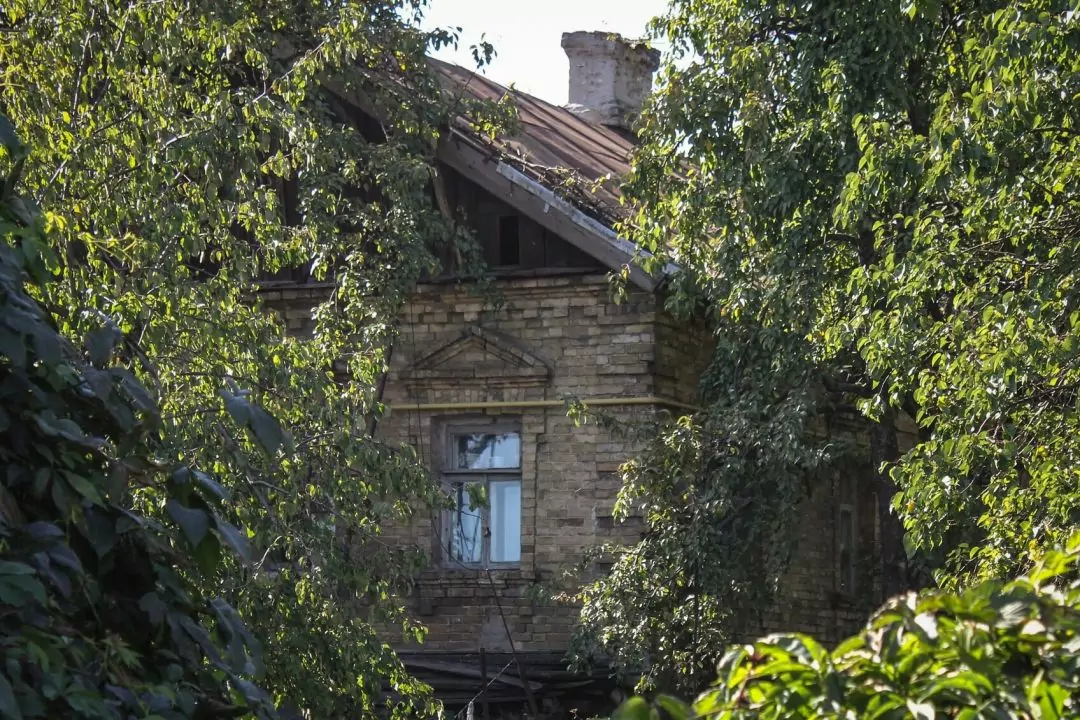 Обстріл Києва 10 червня: росіяни знищили історичний будинок на Куренівці та вбили мешканку