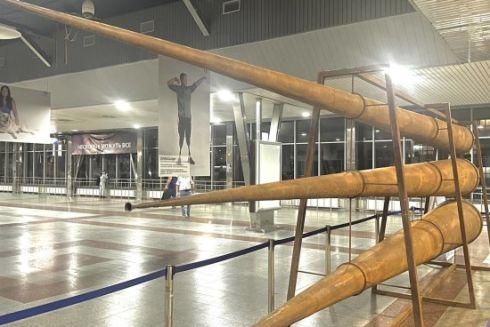 На вокзале Киева установили скульптуру, символизирующую борьбу силы духа с системой