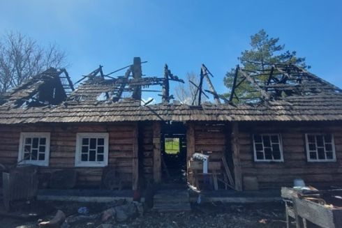 Во Львовской области горела «Карпатская хата» XIX века с музейными экспонатами