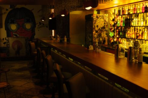 На Саксаганського відкрили коктейль-бар Twisted із живою музикою