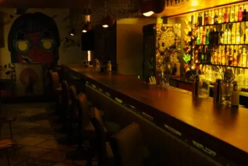 На Саксаганского открыли коктейль-бар Twisted с живой музыкой
