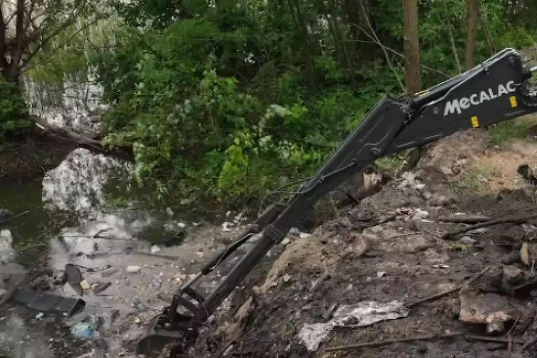 У Деснянському районі розчистили озеро Кругле: відео до та після прибирання