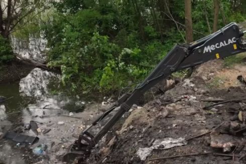 У Деснянському районі розчистили озеро Кругле: відео до та після прибирання