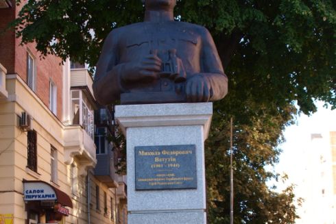 У Полтаві демонтують пам’ятники Пушкіну і двом радянським генералам Ватутіну й Зигіну