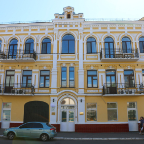 Суд наложил арест на здание возле кинотеатра «Жовтень», принадлежащее российскому «росатому»