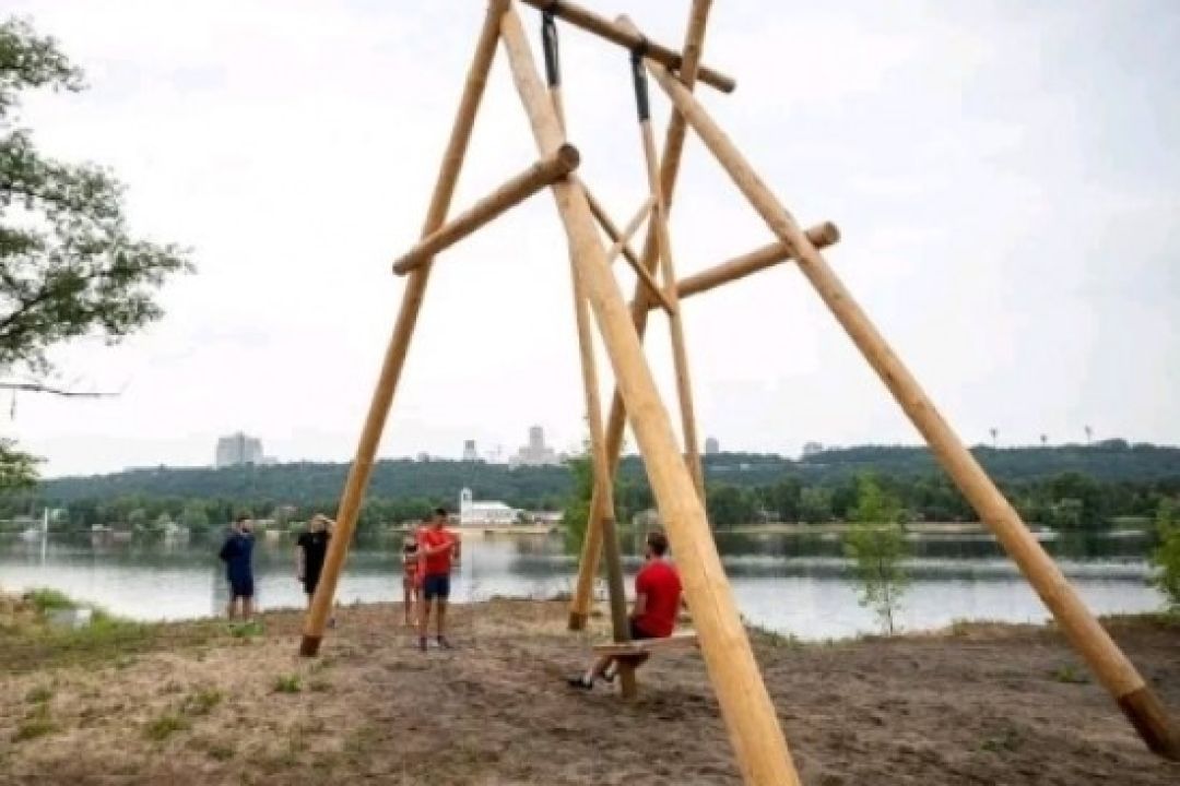 На Трухановому острові та Дніпровській набережній з’явились гігантські гойдалки