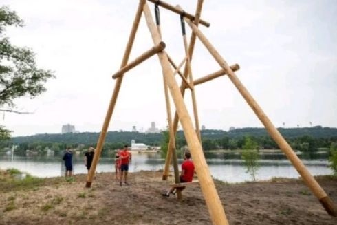 На Трухановом острове и Днепровской набережной появились гигантские качели