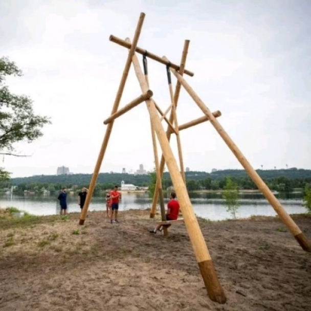 На Трухановом острове и Днепровской набережной появились гигантские качели
