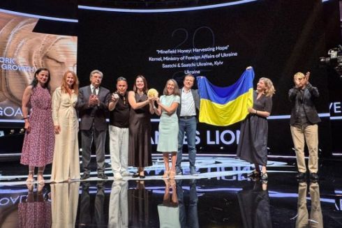 Проєкт “Мед мінних полів” здобув перше в історії України золото на "Каннських левах"
