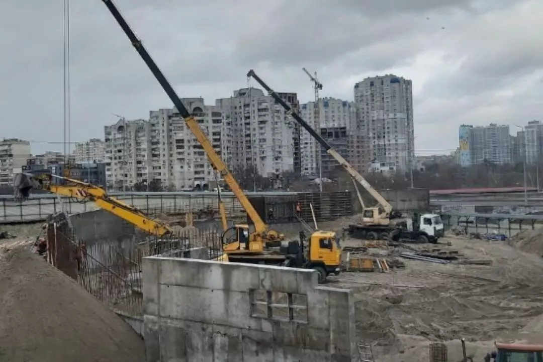 Кияни просять прибрати недобуд біля метро "Осокорки": петиція