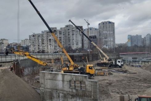 Кияни просять прибрати недобуд біля метро "Осокорки": петиція