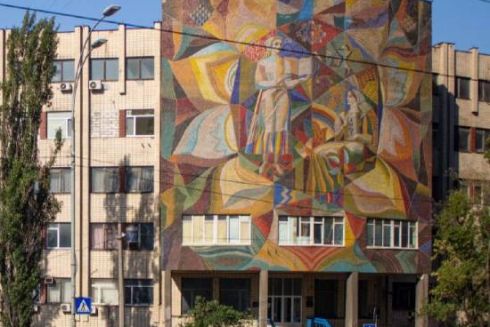 Прокуратура вимагає укласти охоронний договір на будівлю з унікальним мозаїчним панно у Києві