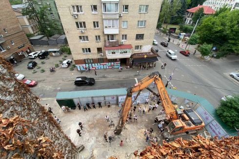 Активістів, які захищають модерністську будівлю «Квіти України», викликають на допити