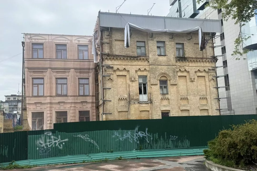У центрі Києва завішують сіткою історичний будинок Горбунової &mdash; активіст попереджає про демонтаж