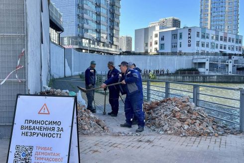 У Києві демонтували паркан біля елітного ЖК, що перекривав доступ до набережної Дніпра