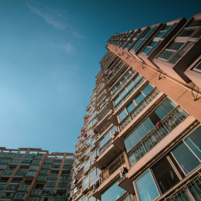 Несмотря на блэкауты и обстрелы, в Киеве арендуют квартиры с панорамными окнами на последних этажах