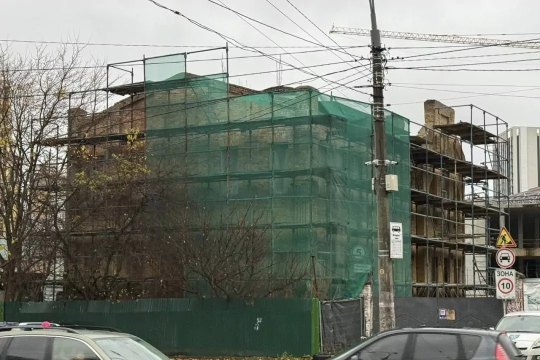 Історичну будівлю трамвайно-тролейбусного управління в Києві завісили будівельним сукном