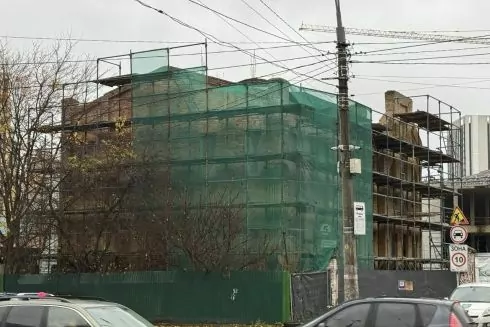 Історичну будівлю трамвайно-тролейбусного управління в Києві завісили будівельним сукном