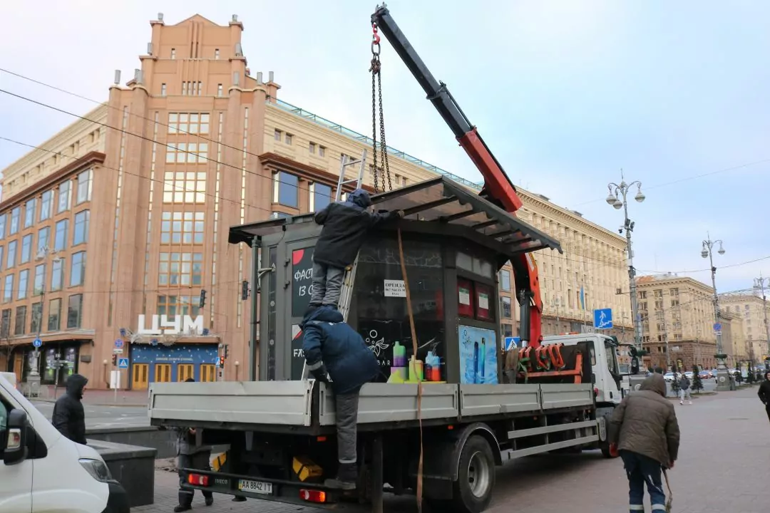 Хрещатик звільняють від МАФів: у центрі Києва почали демонтаж прострочених кіосків