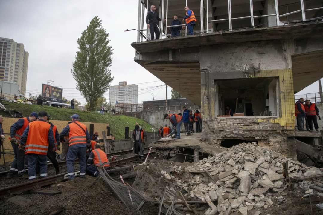Київське метро відновило рух &laquo;червоною&raquo; гілкою &mdash; станція &laquo;Чернігівська&raquo; досі зачинена