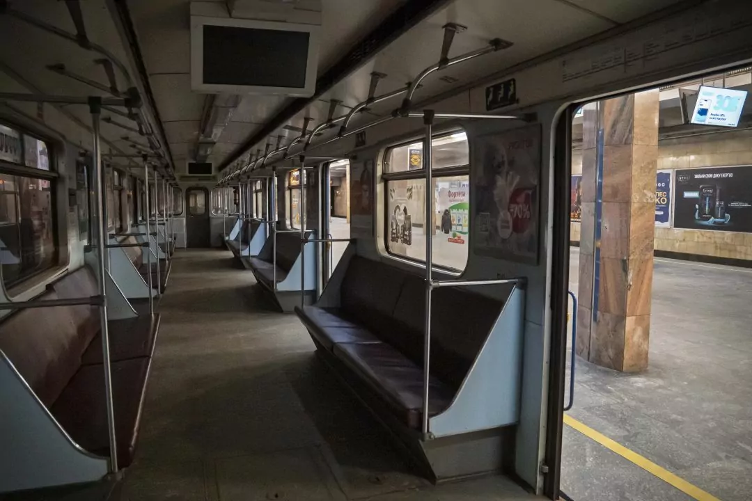Кияни пропонують відкривати вагони метро для людей під час нічних тривог &mdash; петиція
