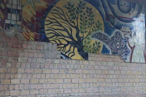 З фасаду Центрального госпіталю МВС України збивають керамічне панно