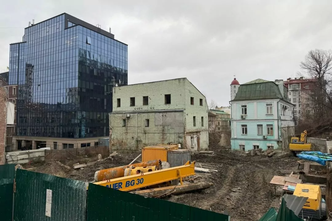 У Києві забудовник вивіз із майданчика на Подолі техніку, якою руйнували пам'ятку