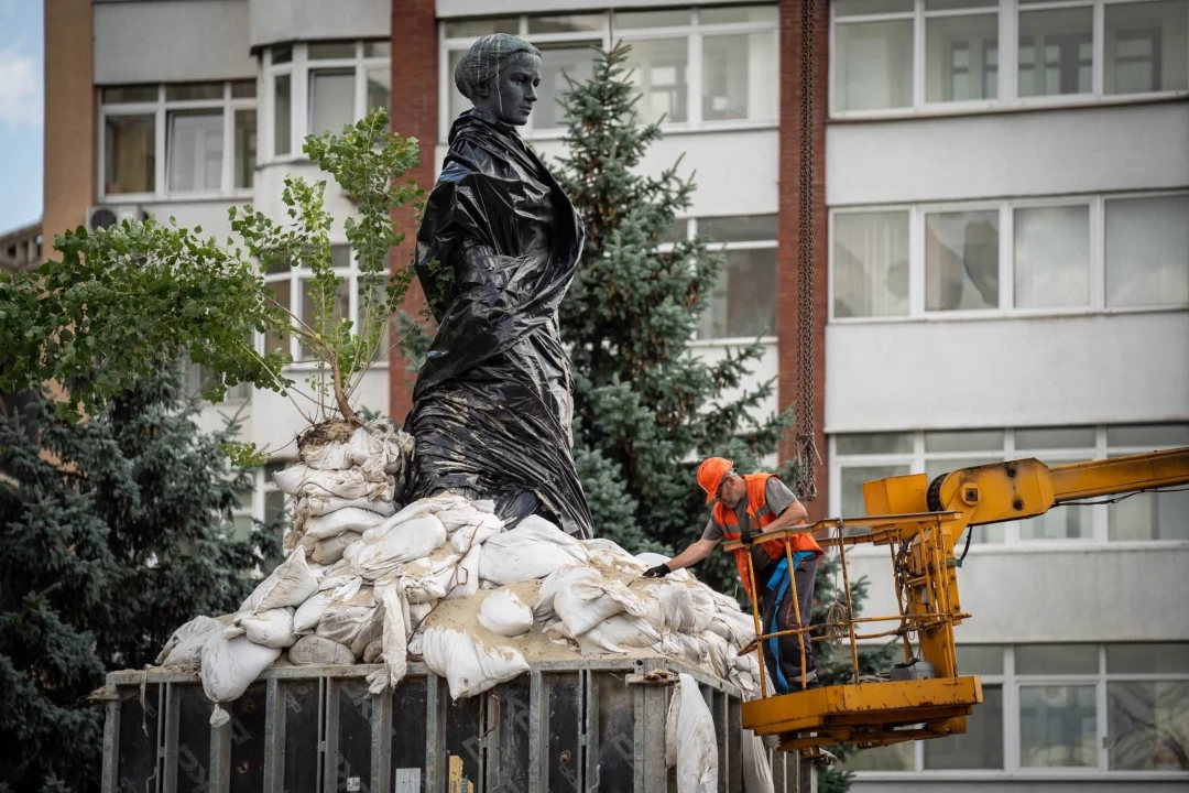 У Києві частково знімають захисні укриття з пам'ятників &mdash; через вологу та плісняву