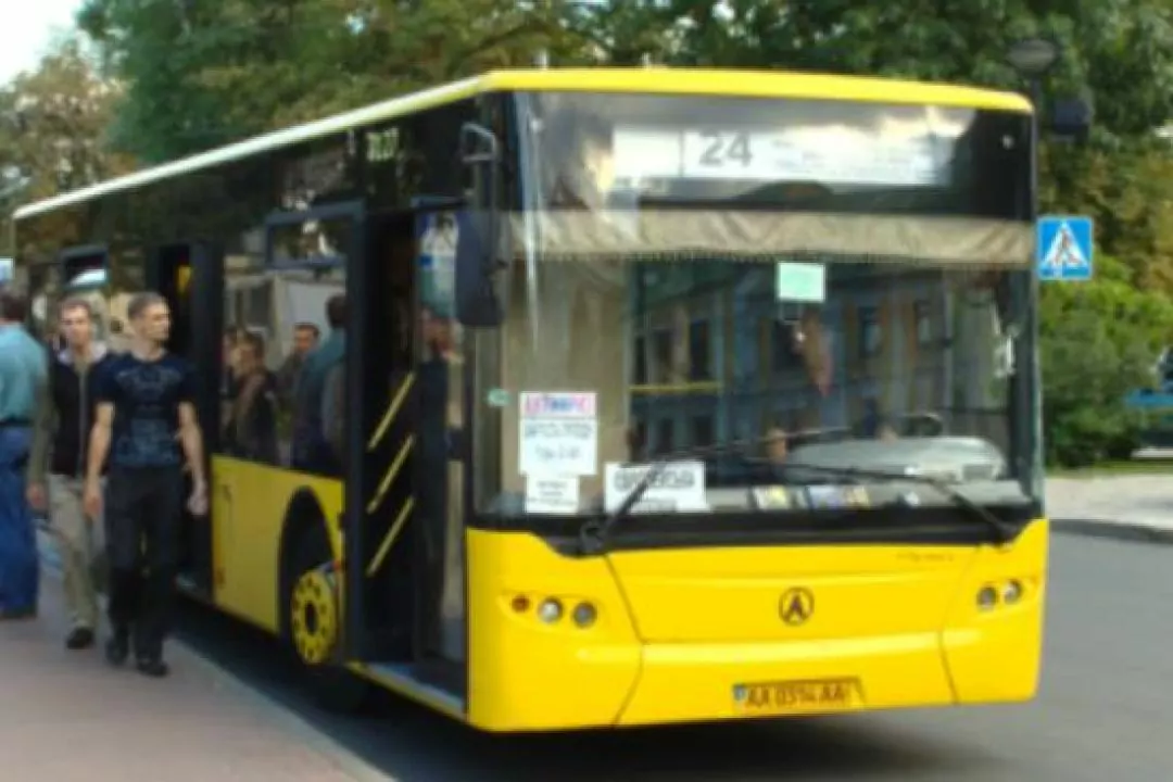 Чому автобуси у Києві відстають від графіку руху: дослідження
