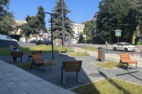 Во Львове на одной из реконструированных улиц установили уличную мебель