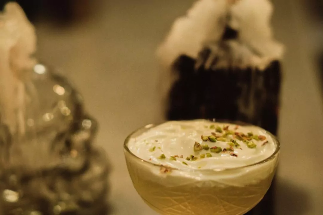 На Сагайдачного открыли клуб с баром The Crown