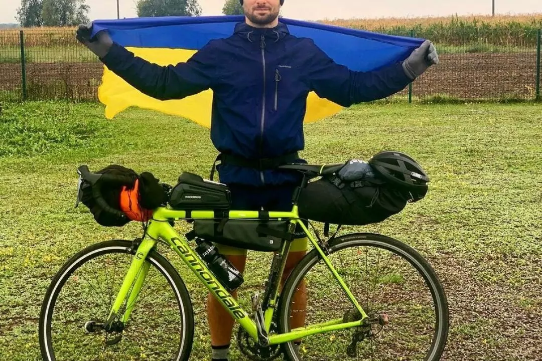 Українець проїхав 1000 км на велосипеді, щоб зібрати кошти на житло для переселенців