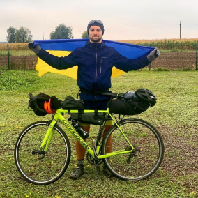 Украинец проехал 1000 км на велосипеде, чтобы собрать деньги на жилье для переселенцев