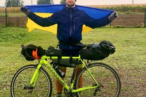 Українець проїхав 1000 км на велосипеді, щоб зібрати кошти на житло для переселенців