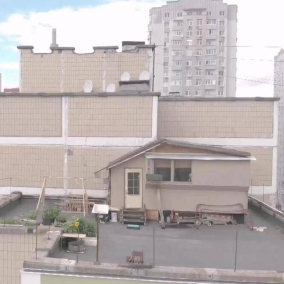 Киевский пенсионер обустроил дом с огородом на крыше многоэтажки. Органы открыли уголовное производство