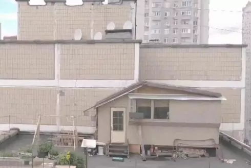 Київський пенсіонер облаштував будинок з городом на даху багатоповерхівки. Органи відкрили кримінальне провадження