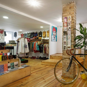 Благодійний магазин «Ласка» створить станцію сортування одягу