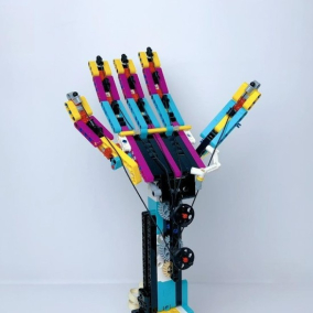 Підліток створив роботизовану руку з деталей LEGO