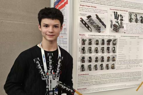 Підліток створив роботизовану руку з деталей LEGO