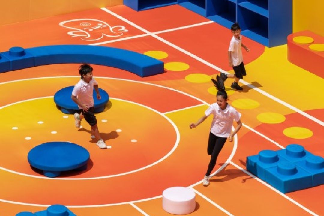 Lego і Nike облаштували спортмайданчик із переробленого взуття в Шанхаї