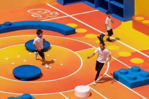 Lego і Nike облаштували спортмайданчик із переробленого взуття в Шанхаї