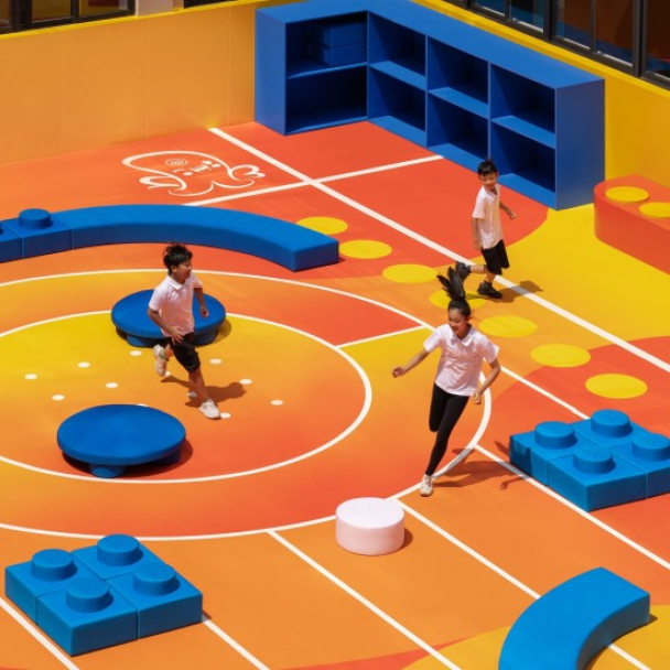 Lego і Nike облаштували спортмайданчик із переробленого взуття в Шанхаї