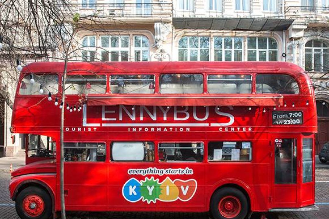 «Його привезли з Лондона у 1999-му»: Історія автобуса-кав'ярні на Городецького