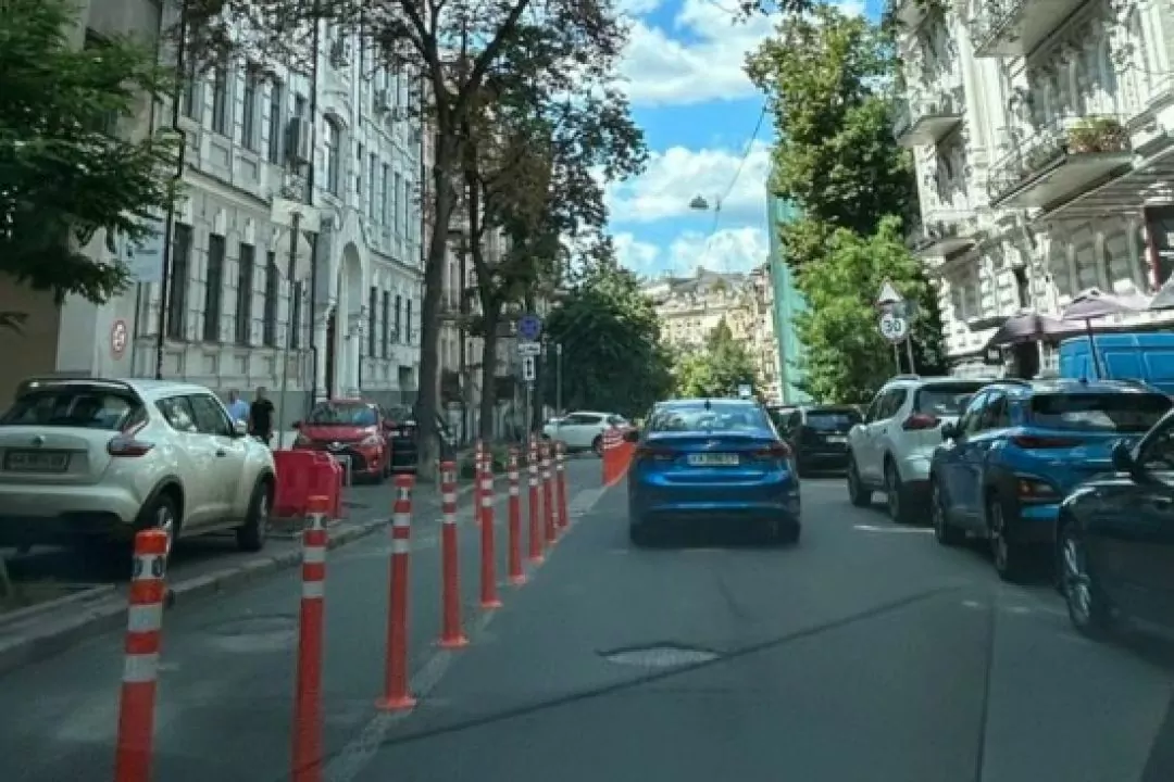 На Липинського встановили делініатори, щоб убезпечити велосмугу від паркування