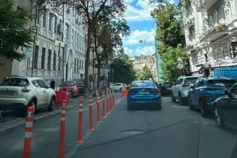 На Липинского установили делиниаторы, чтобы обезопасить велосипед от парковки