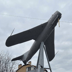 Возле ботсада на Печерске демонтировали самолет-памятник: фото