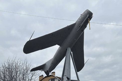 Возле ботсада на Печерске демонтировали самолет-памятник: фото