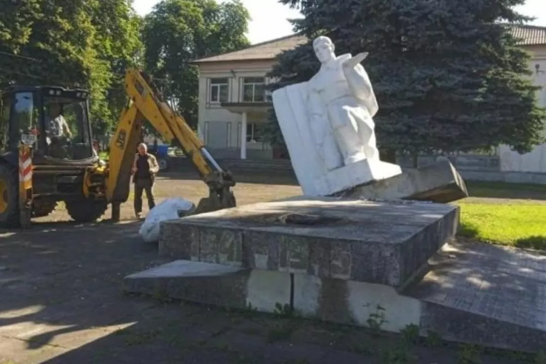 Во Львовской области демонтировали еще более 20 советских памятников